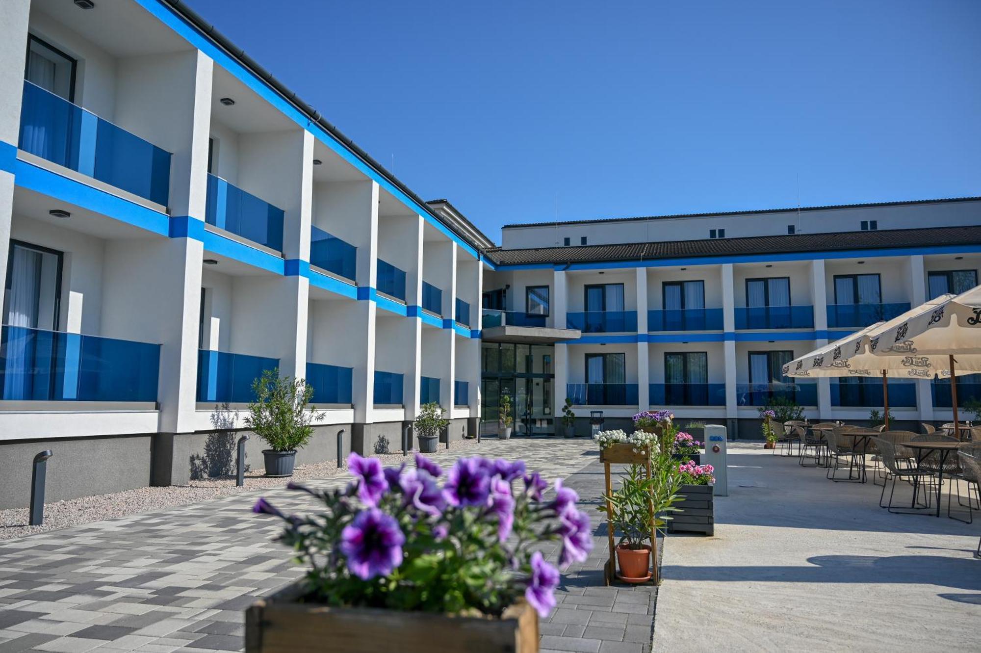 Nn Boutique Hotel Тисауйварош Экстерьер фото